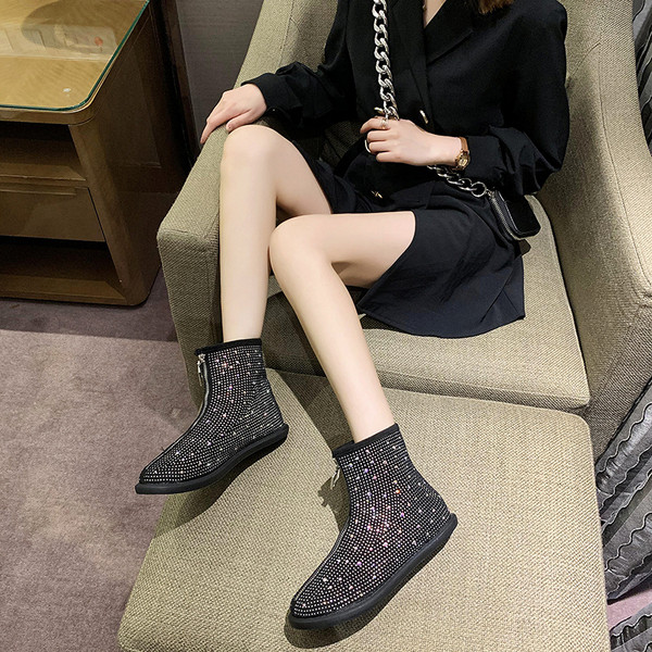 Ženske čizme sa sjajnim efektom i ravnim potplatom