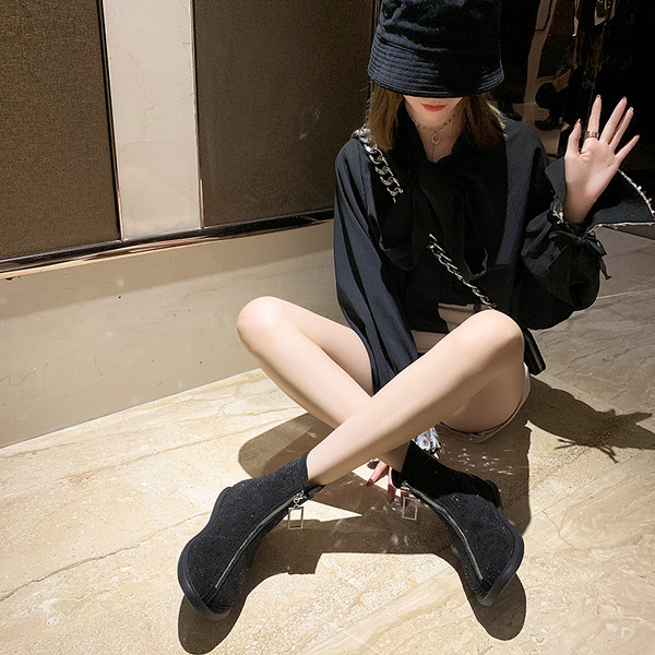 Ženske čizme sa sjajnim efektom i ravnim potplatom