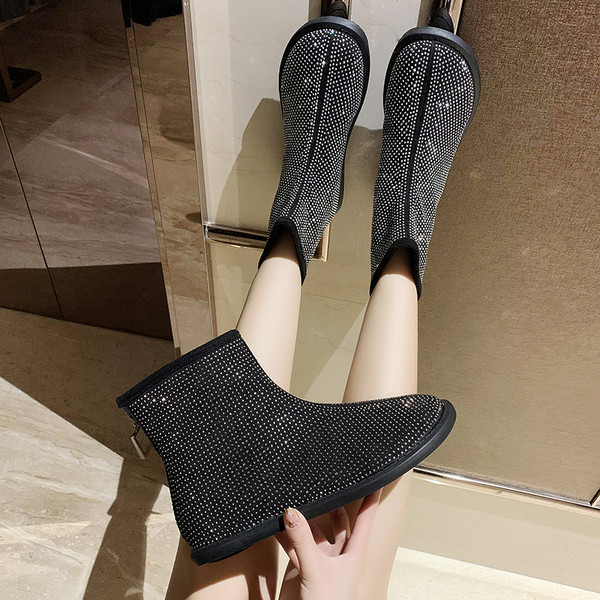 Ženske čizme sa sjajnim efektom i ravnim potplatom