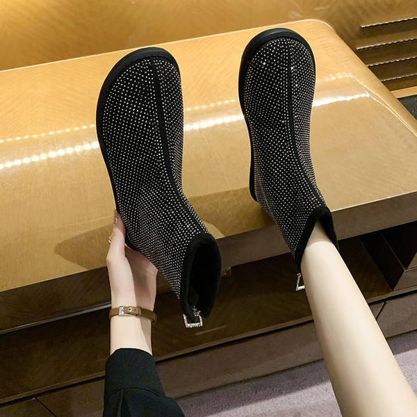 Ženske čizme sa sjajnim efektom i ravnim potplatom