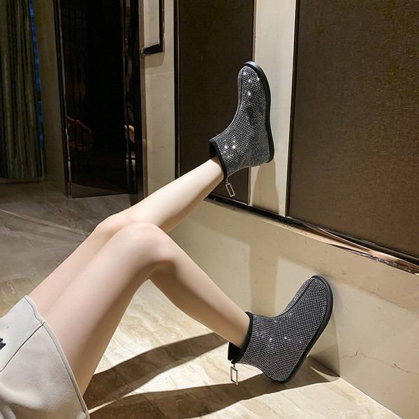 Ženske čizme sa sjajnim efektom i ravnim potplatom