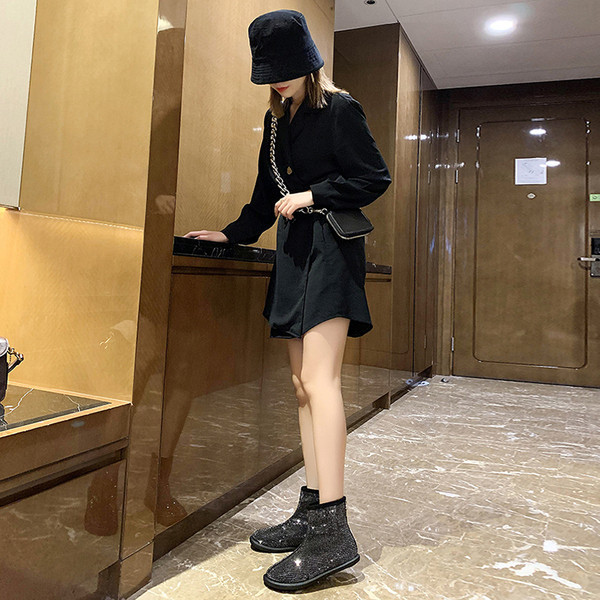 Ženske čizme sa sjajnim efektom i ravnim potplatom