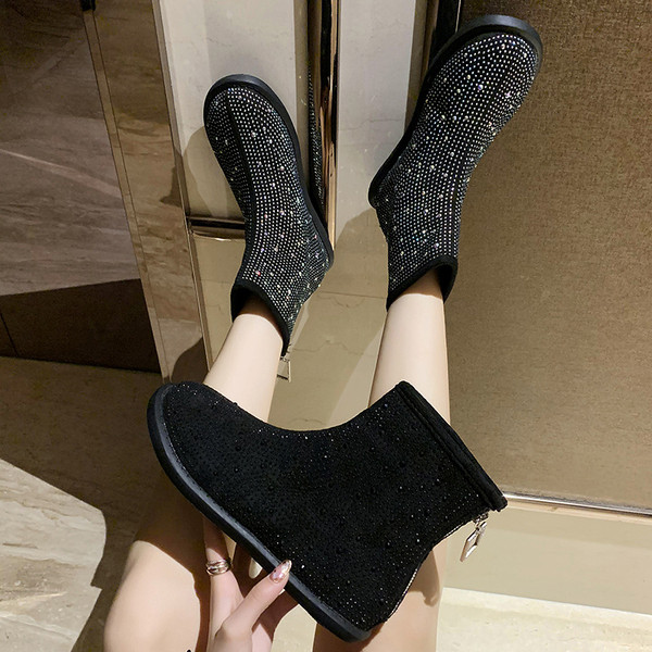 Moderne ženske čizme s ravnim potplatom