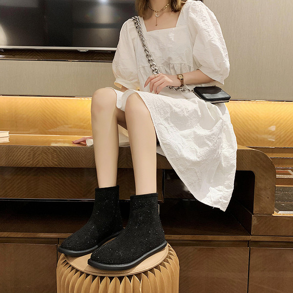 Moderne ženske čizme s ravnim potplatom