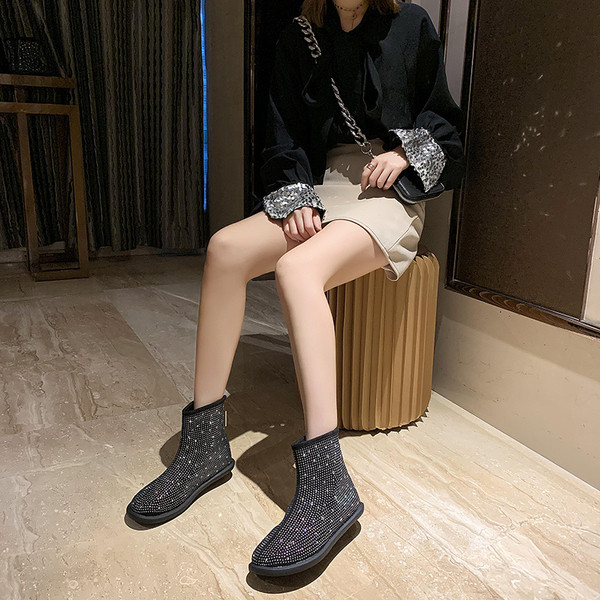 Moderne ženske čizme s ravnim potplatom