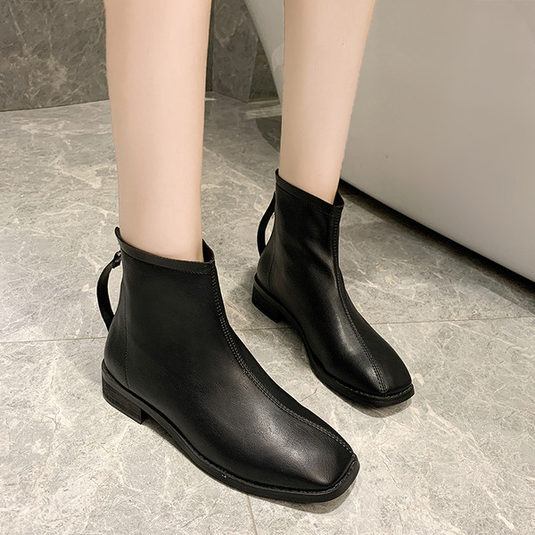 Kožne ženske čizme s ravnim potplatom i patentnim zatvaračem