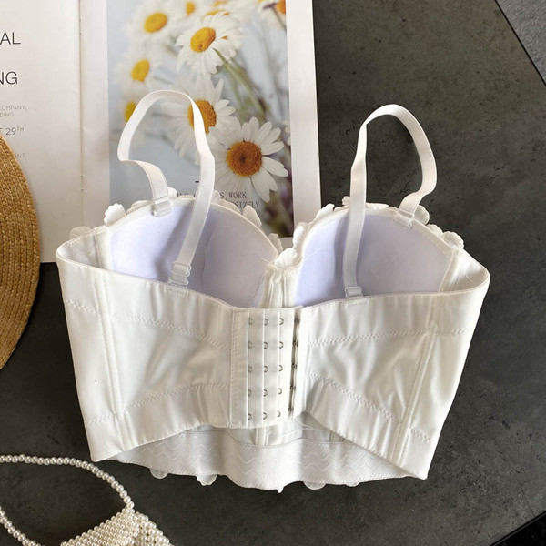 Ženski poprsje s biserima i tankim naramenicama