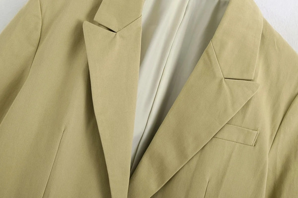 Ženska ležerna jakna s gumbima i špic izrezom