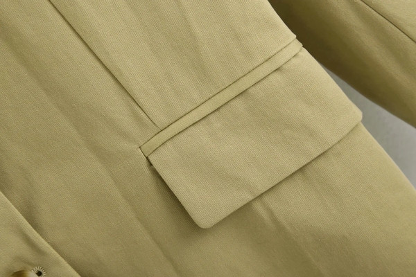 Ženska ležerna jakna s gumbima i špic izrezom