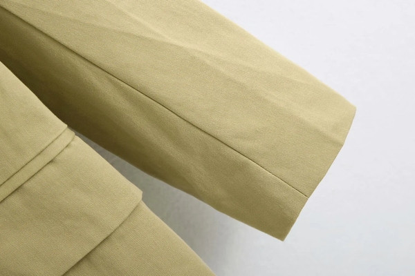 Ženska ležerna jakna s gumbima i špic izrezom