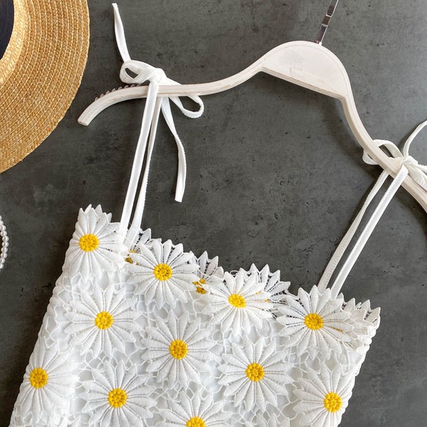 Moderni ženski poprsje s tankim naramenicama