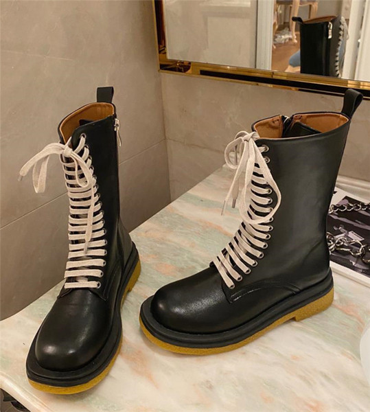 Jesensko-zimske čizme s pertlama u crnoj boji