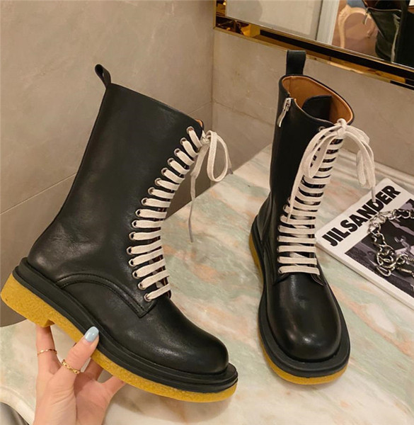 Jesensko-zimske čizme s pertlama u crnoj boji