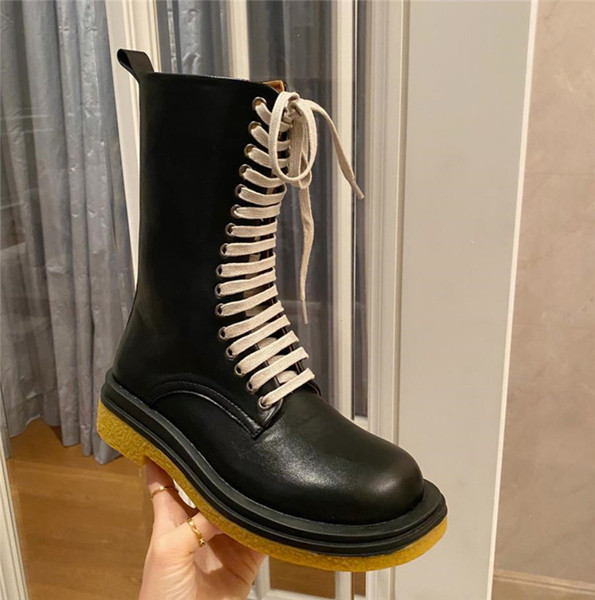 Jesensko-zimske čizme s pertlama u crnoj boji