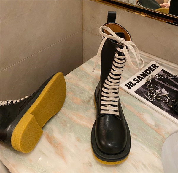 Jesensko-zimske čizme s pertlama u crnoj boji