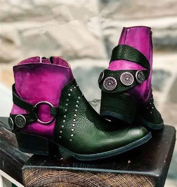 Model ženskih čizama na špic s metalnim ukrasom