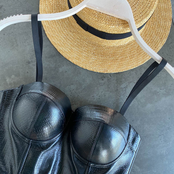 Moderni ženski bustier od eko kože sa tankim naramenicama