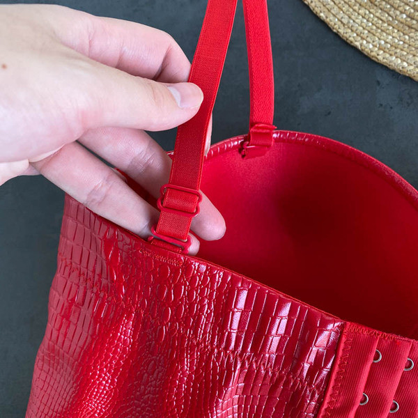 Moderni ženski bustier od eko kože sa tankim naramenicama