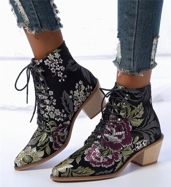 Ženske čizme s niskom debelom petom i vezom