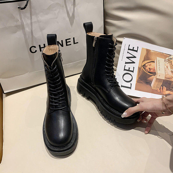 Ženske kožne čizme s mekom postavom