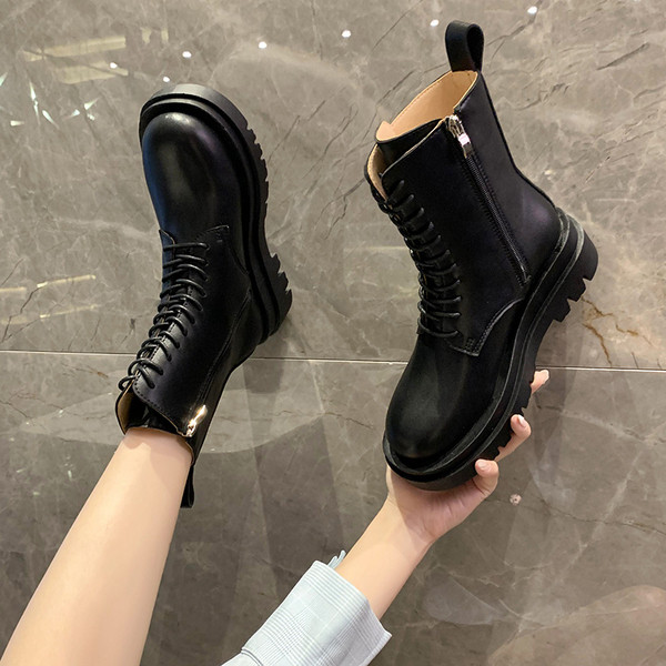 Ženske kožne čizme s mekom postavom