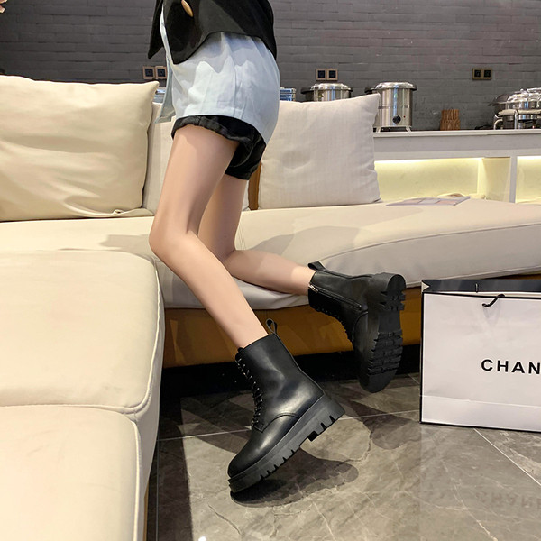 Ženske kožne čizme s mekom postavom