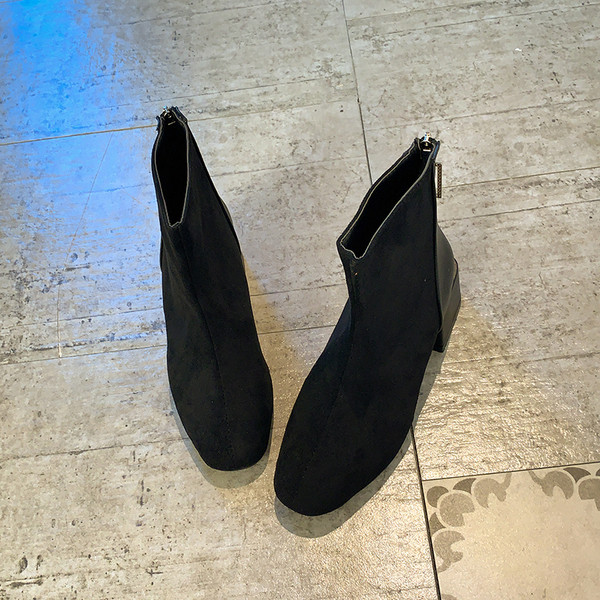 4 cm paksuse tooniga vabaaja naiste saapad - musta värvi