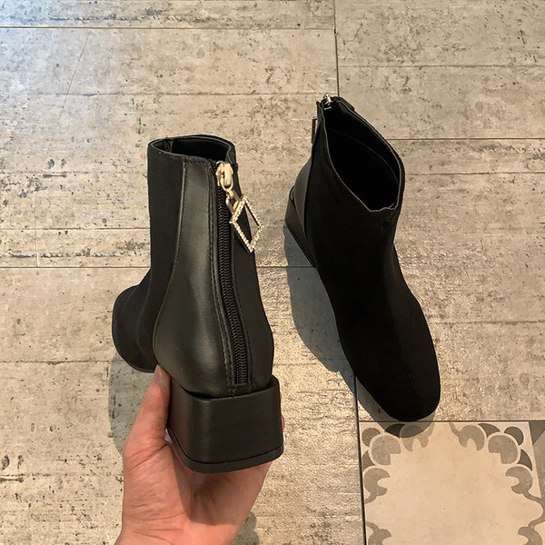 4 cm paksuse tooniga vabaaja naiste saapad - musta värvi