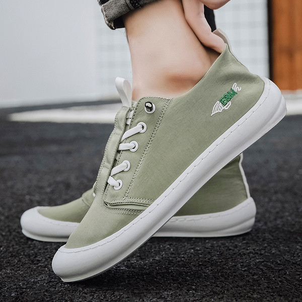 Uus tikanditega meeste tossude mudel