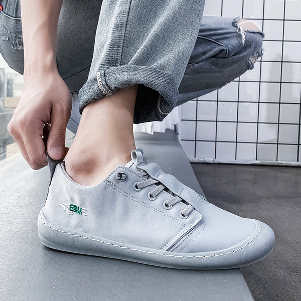 Uus tikanditega meeste tossude mudel