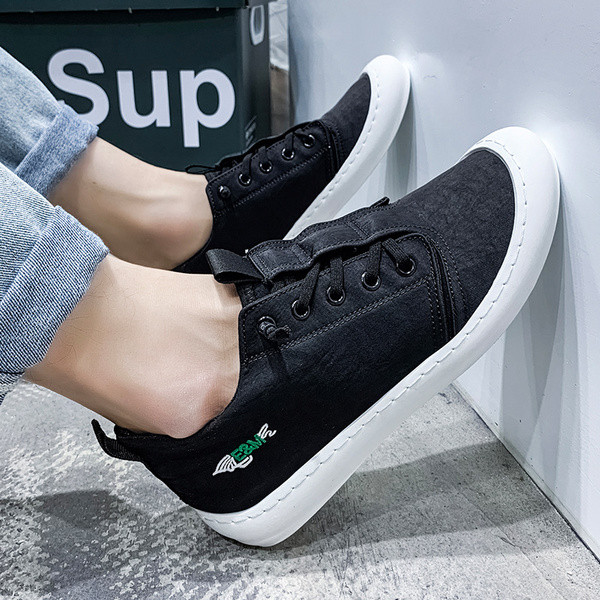 Uus tikanditega meeste tossude mudel