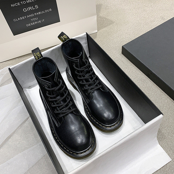 Moodsad vabaaja kunstnahast saapad paeltega - kaks mudelit