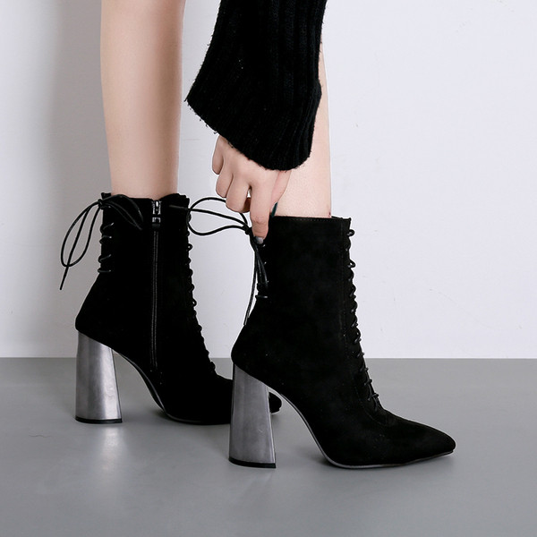 Moodsad naiste saapad paelte ja 15 cm paksuse kontsaga