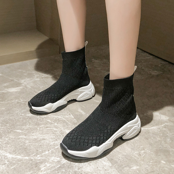 Naiste tekstiilist valge tallaga tossud