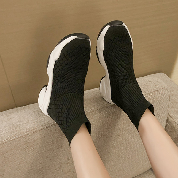 Naiste tekstiilist valge tallaga tossud