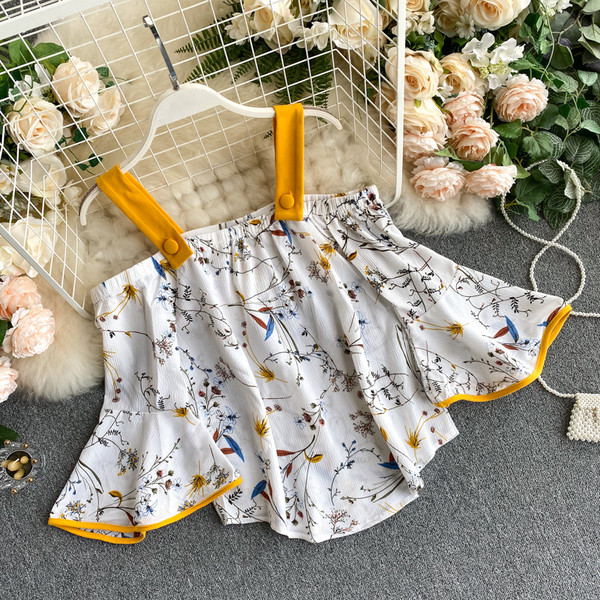 Naiste paljaste õlgadega pluusi ja kõrge vöökohaga seelikuga kollane