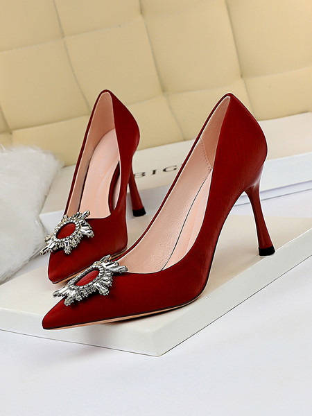 Elegantsed naiste kõrge kontsaga kingad läikiva metallelemendiga