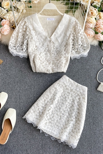 Naiste spits-kaelusega särgikomplekt ning kõrge vöökoha ja pitsiga seelik