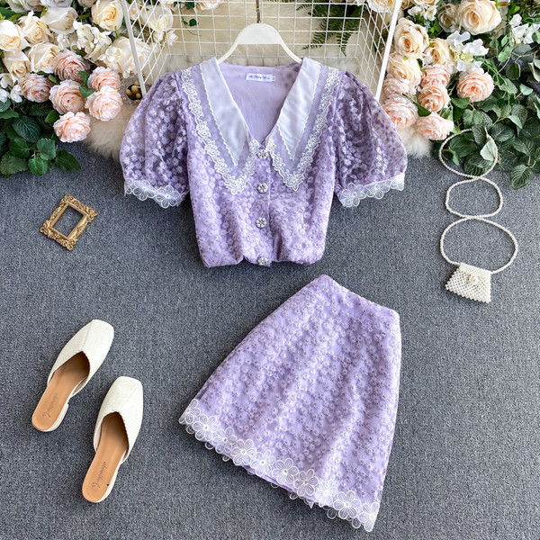 Naiste spits-kaelusega särgikomplekt ning kõrge vöökoha ja pitsiga seelik