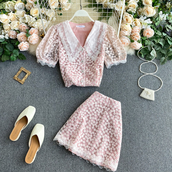 Naiste spits-kaelusega särgikomplekt ning kõrge vöökoha ja pitsiga seelik