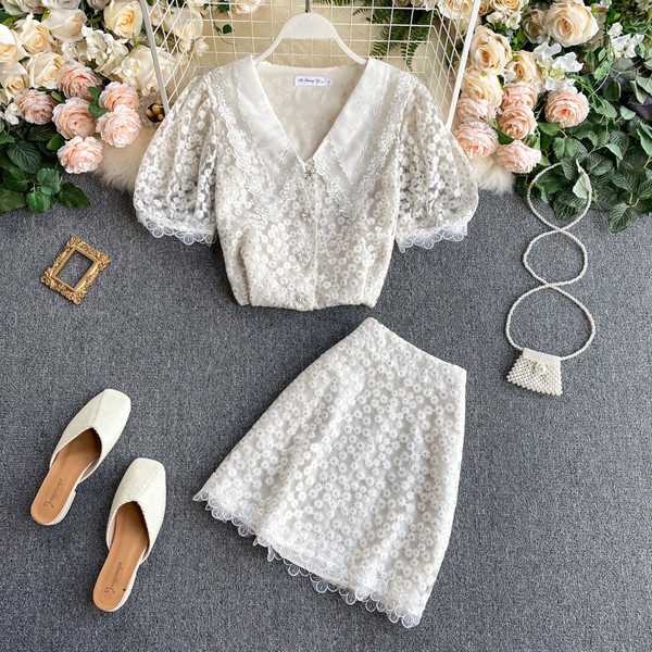 Naiste spits-kaelusega särgikomplekt ning kõrge vöökoha ja pitsiga seelik