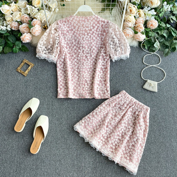 Naiste spits-kaelusega särgikomplekt ning kõrge vöökoha ja pitsiga seelik