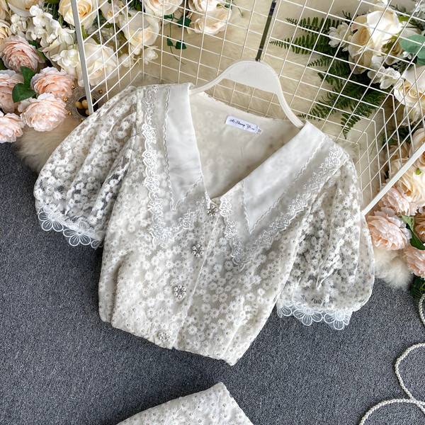 Naiste spits-kaelusega särgikomplekt ning kõrge vöökoha ja pitsiga seelik