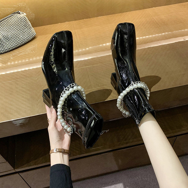 Stiilsed naiste saapad kandilise kontsa ja pärlitega