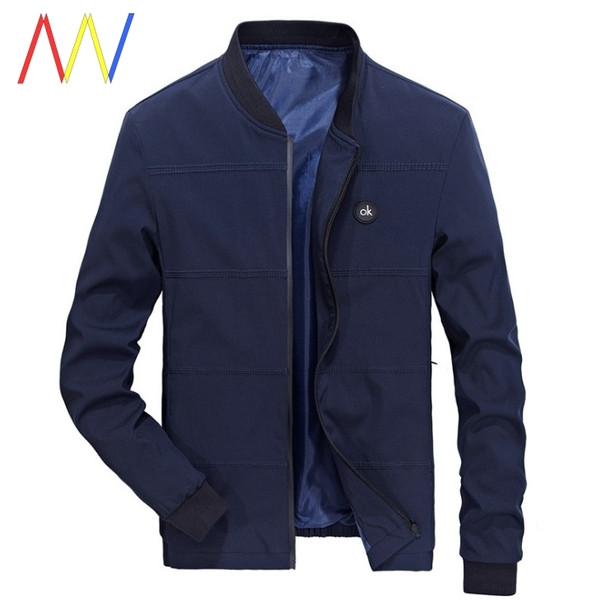 Meeste moodne vabaaja jakiga liibuv mudel