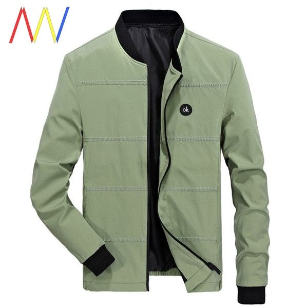 Meeste moodne vabaaja jakiga liibuv mudel