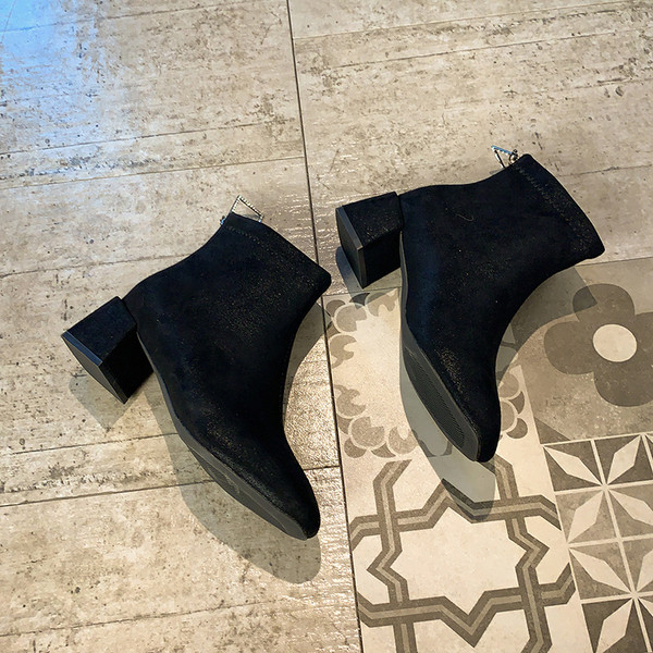 Stiilsed musta värvi 5 cm paksuse kontsaga naiste saapad