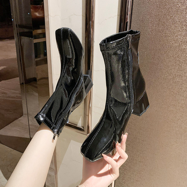 Elegantne sjajne čizme s četvrtastom petom