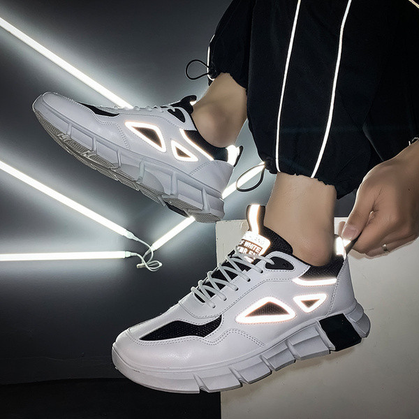 Meeste vabaaja tossud paelte ja embleemiga