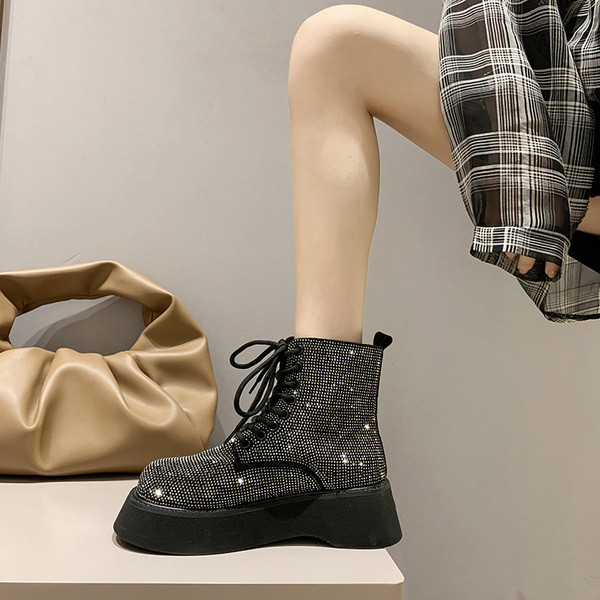 Uus kõrge talla ja kivikestega naiste saapad